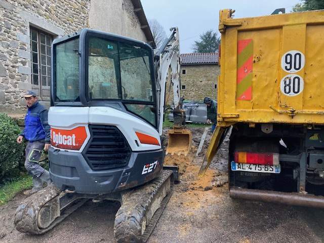Engins sur un chantier d'assainissement Thiviers