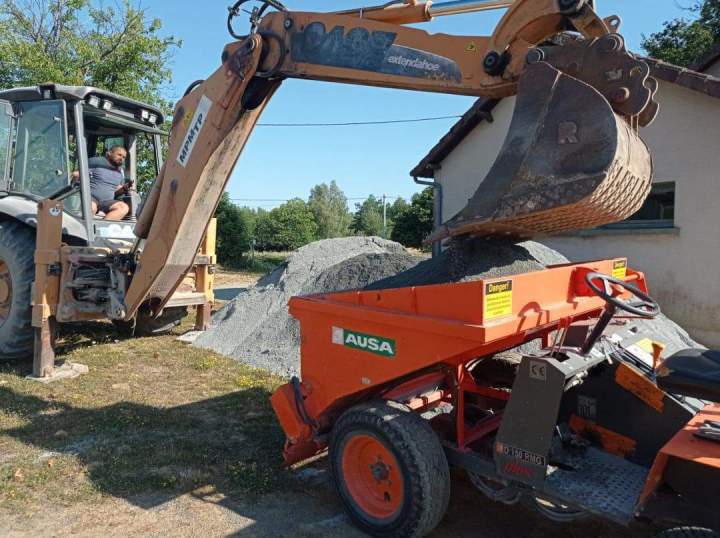 Transport et déchargement de gravier Thiviers