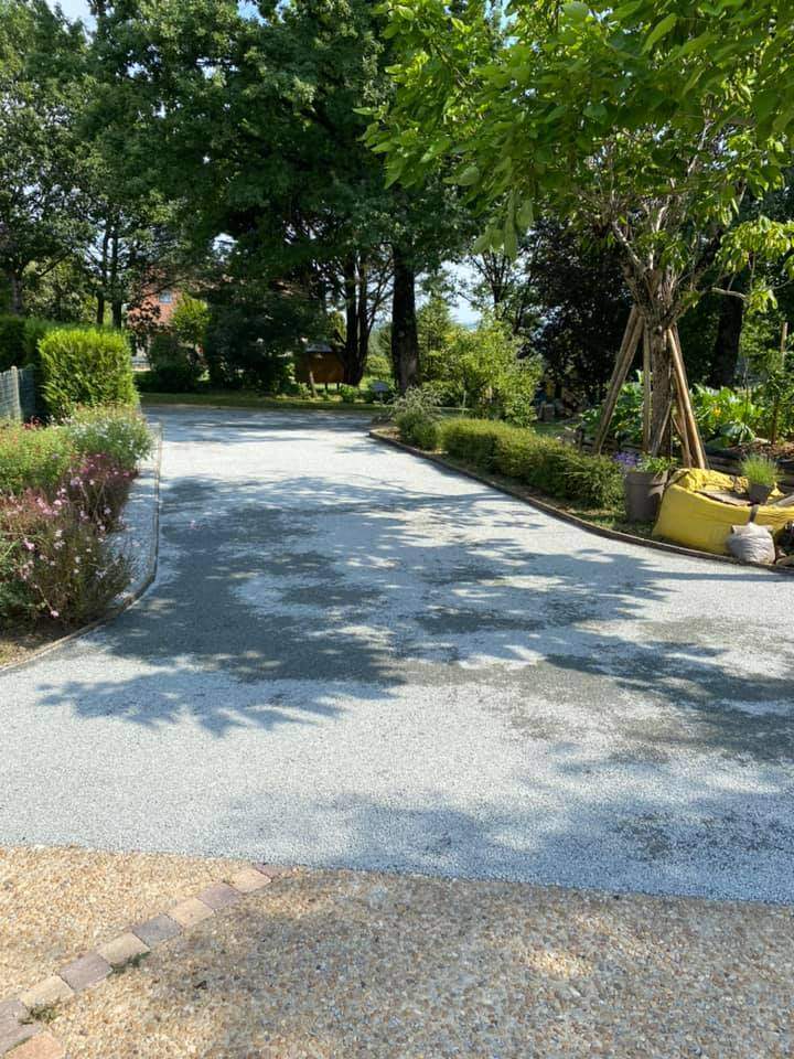 Allée de jardin réalisée en béton désactivé Thiviers