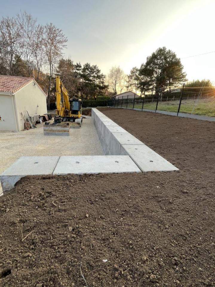  Mur de soutènement en éléments de béton préfabriqués Thiviers