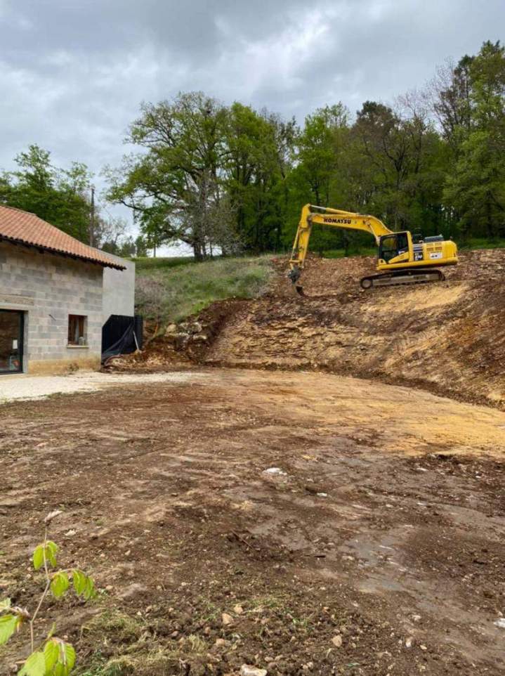 Opération de terrassement en cours Thiviers